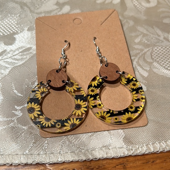 NWT Handmade Circular Dangle Wooden and Acrylic  Floral Sunflower Earring - Picture 3 of 6
